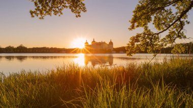 Moritzburg Almanya, Mayıs _ 03 _ 2025 Moritzburg gölü üzerinden görünüm