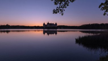 Moritzburg Almanya, Mayıs _ 03 _ 2025 Moritzburg gölü üzerinden görünüm