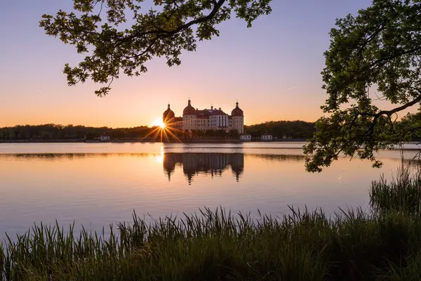 Moritzburg Almanya, Mayıs _ 03 _ 2025 Moritzburg gölü üzerinden görünüm