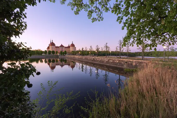 Moritzburg Almanya, Mayıs _ 03 _ 2025 Moritzburg gölü üzerinden görünüm