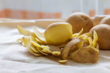 Patatesler masada, beyaz sandalyeler de arka planda..