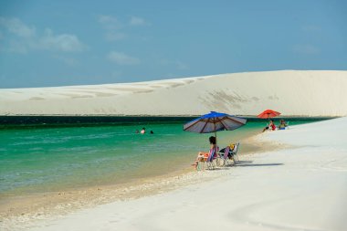 Lencois Maranhenses, Barreirinhas, Maranhao Eyaleti, Brezilya, 9 Temmuz 2024. Göl ve kum tepelerindeki turistler.