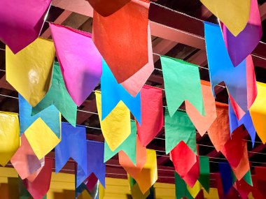 Kuzeydoğu Brezilya 'da Haziran ayında gerçekleşen Saint John partisi için renkli bayraklar.