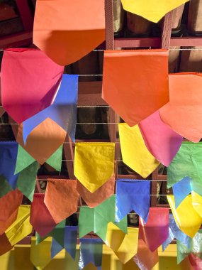 Kuzeydoğu Brezilya 'da Haziran ayında gerçekleşen Saint John partisi için renkli bayraklar.