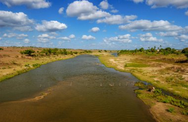Paraiba Nehri, nehir ormanlarının tahrip edilmesinden dolayı korunmasız toprakla kaplı. Cruz do Espirito Santo, Paraiba, Brezilya 'da çevresel hasar.