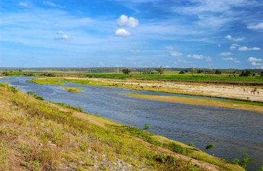 Paraiba Nehri, nehir ormanlarının tahrip edilmesinden dolayı korunmasız toprakla kaplı. Cruz do Espirito Santo, Paraiba, Brezilya 'da çevresel hasar.