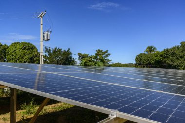 Brezilya 'nın kırsal kesimindeki güneş enerjisi panelleri.