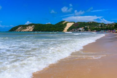 Ponta Negra Plajı, Morro do Careca arka planda Natal, Rio Grande do Norte, Brezilya.