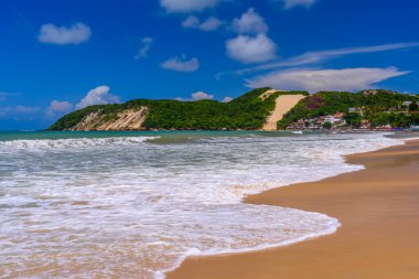 Ponta Negra Plajı, Morro do Careca arka planda Natal, Rio Grande do Norte, Brezilya.