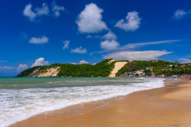 Ponta Negra Plajı, Morro do Careca arka planda Natal, Rio Grande do Norte, Brezilya.