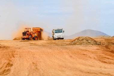 3 Aralık 2009 'da, kazı araçları, iş kamyonları, traktörler, su kamyonları ve Brezilya' nın kuzeydoğusundaki yol inşaatı ile yol şantiyesi kuruldu..
