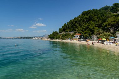 Adriyatik Denizi 'nde Avrupa yazı. Hırvatistan 'ın Podstrana plajı, 26 Haziran 2023.
