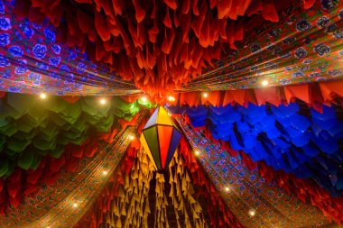 Renkli bayraklar ve bir balon, Haziran ayında Brezilya 'nın kuzeydoğusunda gerçekleşen Saint John festivali için dekorasyon.