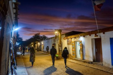 San Pedro de Atacama, Şili 05 Mayıs 2023. Öğleden sonra Caracoles Caddesi 'nde. Şehrin ana caddesinde turistlere yönelik barlar, restoranlar, oteller ve dükkanlar bulunmaktadır..