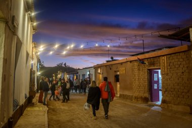 San Pedro de Atacama, Şili 05 Mayıs 2023. Öğleden sonra Caracoles Caddesi 'nde. Şehrin ana caddesinde turistlere yönelik barlar, restoranlar, oteller ve dükkanlar bulunmaktadır..