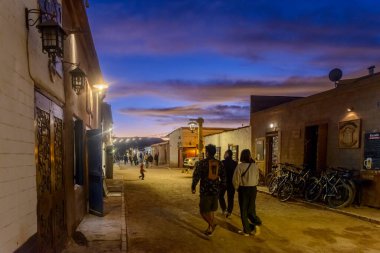 San Pedro de Atacama, Şili 05 Mayıs 2023. Öğleden sonra Caracoles Caddesi 'nde. Şehrin ana caddesinde turistlere yönelik barlar, restoranlar, oteller ve dükkanlar bulunmaktadır..