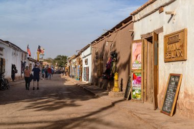 San Pedro de Atacama, Şili 05 Mayıs 2023. Caracoles Caddesi. Şehrin ana caddesinde turistlere yönelik barlar, restoranlar, oteller ve dükkanlar bulunmaktadır..