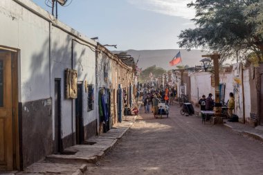 San Pedro de Atacama, Şili 05 Mayıs 2023. Caracoles Caddesi. Şehrin ana caddesinde turistlere yönelik barlar, restoranlar, oteller ve dükkanlar bulunmaktadır..