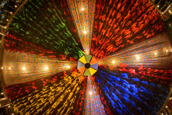 Красочные флаги и декоративный воздушный шар для вечеринки Святого Иоанна, которая состоится в июне на северо-востоке Бразилии