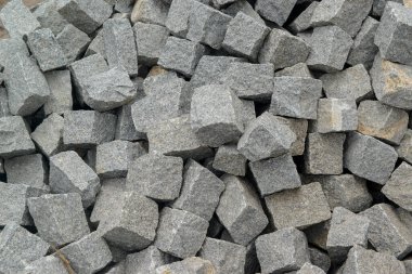 Çakıl taşları arka plan oluşturuyor. Brezilya sokaklarında taş taşları kullanılıyor..