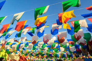 Saint John partisi için renkli bayraklar ve dekoratif balonlar, 