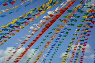 Saint John partisi için renkli bayraklar ve dekoratif balonlar, 