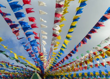 Saint John partisi için renkli bayraklar ve dekoratif balonlar, 