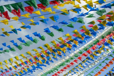 Saint John partisi için renkli bayraklar ve dekoratif balonlar, 