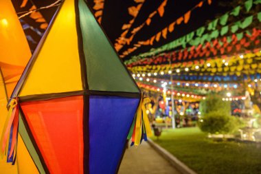 Saint John partisi için renkli bayraklar ve dekoratif balonlar, 