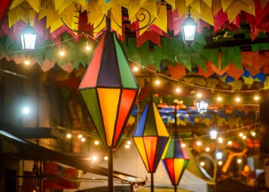 Saint John partisi için renkli bayraklar ve dekoratif balonlar, 