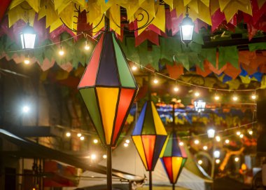 Saint John partisi için renkli bayraklar ve dekoratif balonlar, 