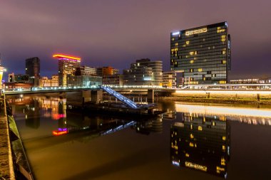 Düsseldorf, Almanya. Akşamüstü Ren Nehri ve Medya Limanı manzarası ve mavi alacakaranlık 6 Nisan 2014.