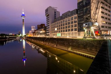 Düsseldorf, Almanya. Akşamüstü Ren Nehri ve Medya Limanı manzarası ve mavi alacakaranlık 6 Nisan 2014.