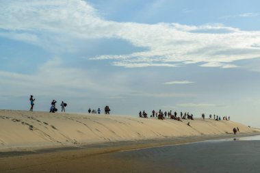Jericoacoara plajı, Ceara Eyaleti, Brezilya, 14 Ocak 2023. Gün batımı kum tepesi. İnsanlar öğleden sonranın sonunu düşünüyor..