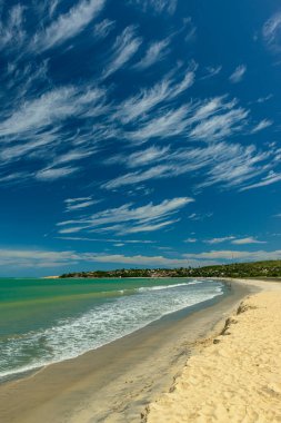 Jericoacoara plajı, Ceara Eyaleti, Brezilya, 27 Ocak 2023. Kumsalın yeşilimsi deniz manzarası ve mavi gökyüzü ile güzel sirrus bulutları..