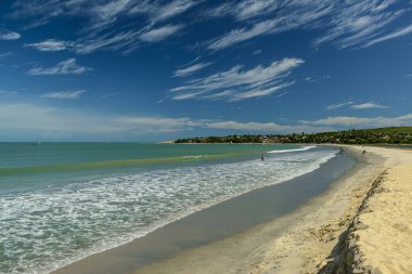 Jericoacoara plajı, Ceara Eyaleti, Brezilya, 27 Ocak 2023. Kumsalın yeşilimsi deniz manzarası ve mavi gökyüzü ile güzel sirrus bulutları..