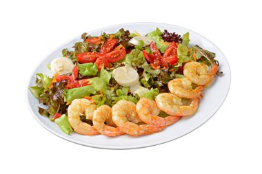 Sarımsaklı karides, yeşil salata, palmiye ve kiraz domatesli yeşil salata şeffaf bir arkaplanda izole edilmiş beyaz bir tabakta..