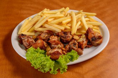 Brezilya usulü kızarmış tavuk, sarımsaklı ve maydanozlu patates kızartması..