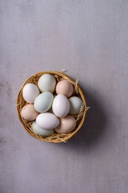 Saman sepetinde organik tavuk yumurtası. Taşralı tavuk yumurtası. Üst görünüm.