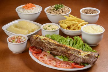 Güneş eti ve meze. Karne de sol, tuzlu biftek, Brezilya 'nın kuzeydoğusundan tipik bir yemek..