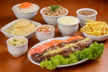 Güneş eti ve meze. Karne de sol, tuzlu biftek, Brezilya 'nın kuzeydoğusundan tipik bir yemek..