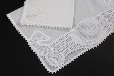 Kuzeydoğu Brezilya Rönesans dantelli minder, siyah arka planda izole edilmiş..