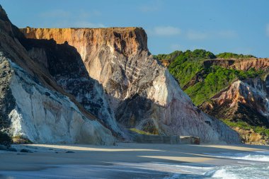 Brezilya 'nın kuzeydoğu kıyısının tipik renkli kayalıkları. Arapuca Plajı, Conde, Paraiba, Brezilya.