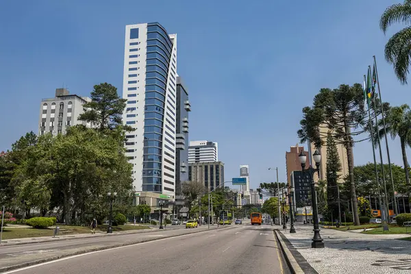 Curitiba, Parana, Brezilya 22 Eylül 2024. Candido de Abreu Caddesi, sokakta süslü çiçekler ve arka planda binalar..