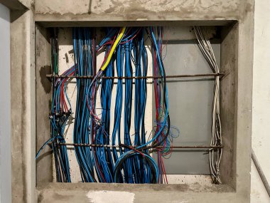 Bir inşaat sahasına elektrik kabloları ve kablolar yerleştiriliyor