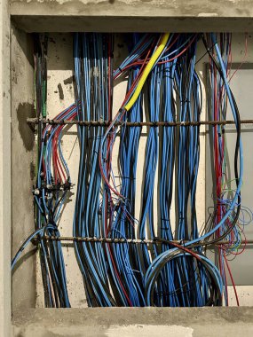 Bir inşaat sahasına elektrik kabloları ve kablolar yerleştiriliyor