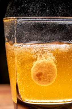 Patlayan C vitamini tableti suda çözünüyor