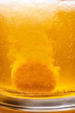 Patlayan C vitamini tableti suda çözünüyor