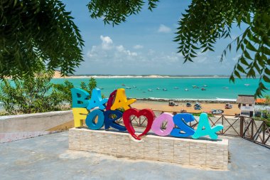 Atlantik Okyanusuna Bakan Renkli Baia Formosa Tabelası, Baia Formosa, Rio Grande do Norte, Brezilya 14 Ocak 2025.