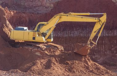 11 Ağustos 2003 'te Joao Pessoa, Paraiba, Brezilya' da Kızıl Kil Çıkarma Alanında Kazıcı Çalışıyor.